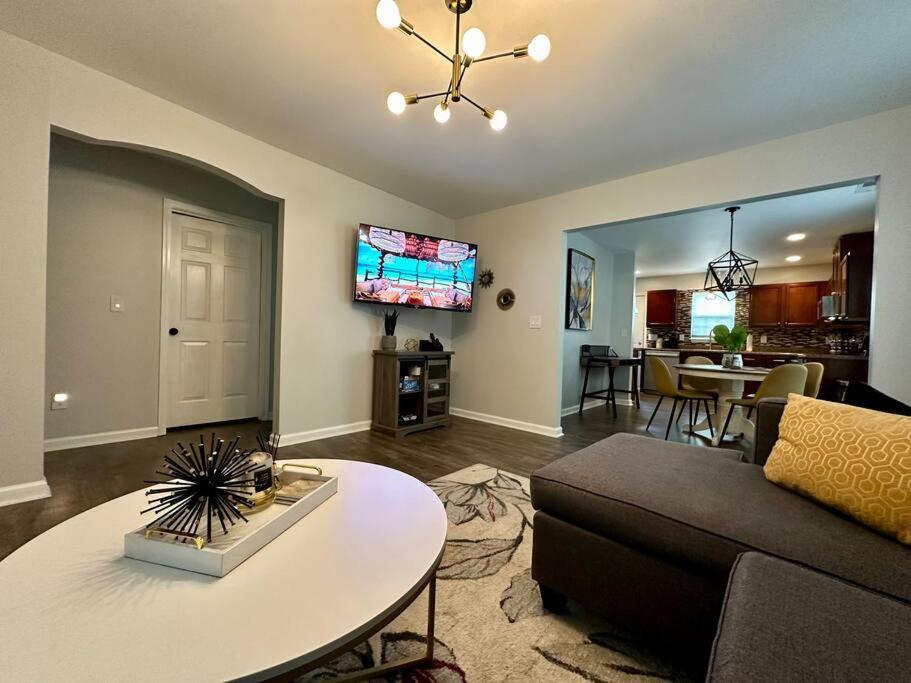 Cozy And Luxury Home Ρόλι Εξωτερικό φωτογραφία